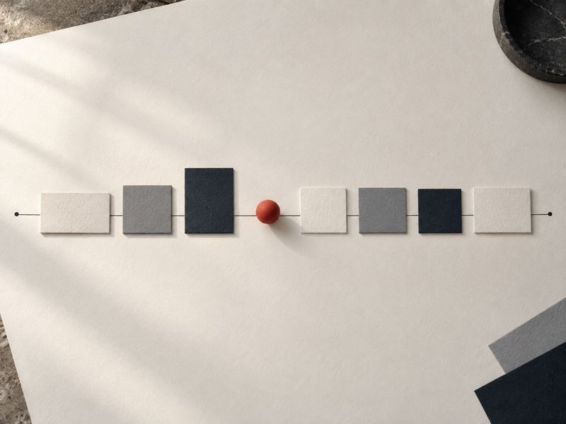 Os mesmos cartões de papel alinhados sobre uma linha, com a esfera vermelha no centro
